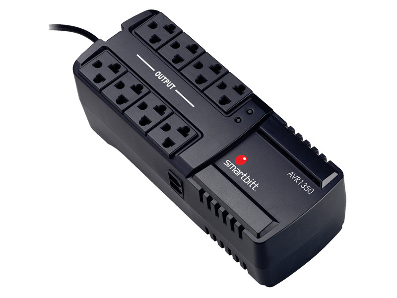 Regulador Smartbitt SBAVR1350 de 1350 VA / 675W con 8 contactos.